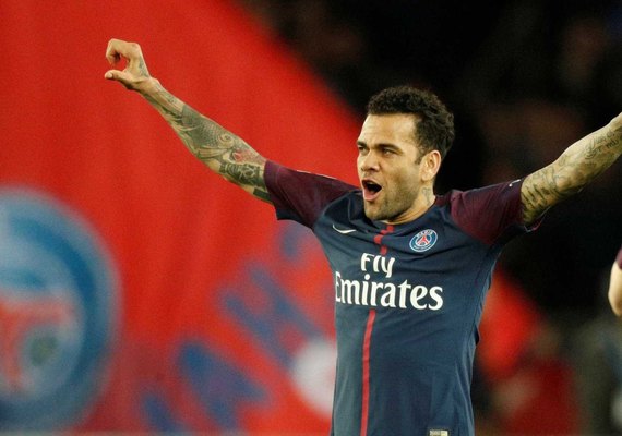 Dani Alves pode se tornar o maior campeão da história nesta terça