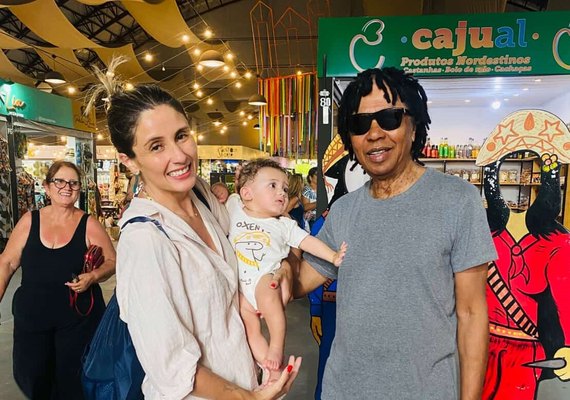 “Saí pra comprar sorvete”: veja relato de fã que encontrou Djavan em Maceió