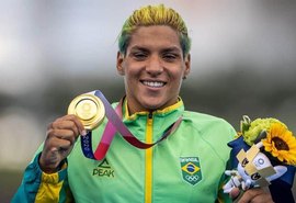 Ana Marcela Cunha conquista medalha de ouro na maratona aquática