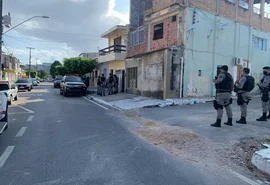 Homem morre e outro é feito refém por quatro horas na Pajuçara