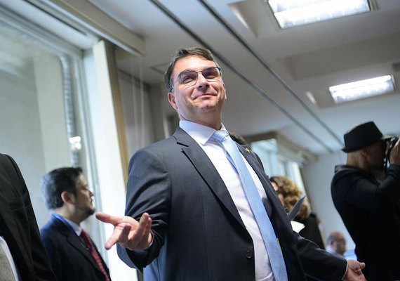 Flávio Bolsonaro sofre pressão no PL após revelação de mensagens com Daniel