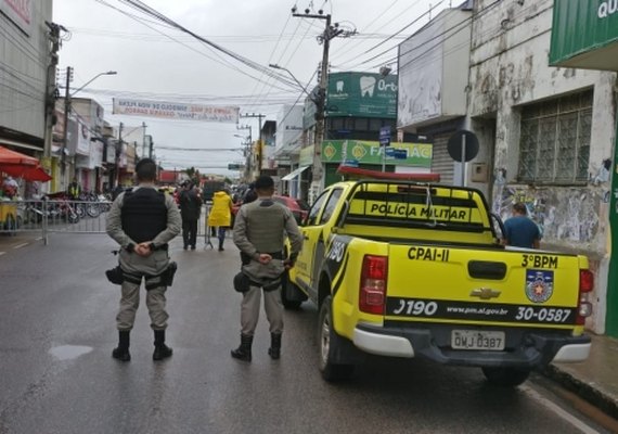 Polícia restringe acesso de pessoas ao Centro de Arapiraca