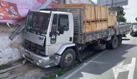 Motorista perde controle de caminhão na Ladeira dos Martírios, em Maceió