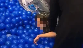 Criança tem cabelo puxado por brinquedo em shopping e fica presa