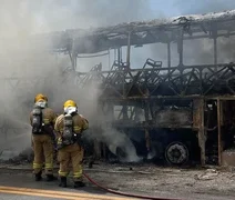 VÍDEO: Incêndio destrói ônibus de turismo que saiu de Arapiraca em direção ao Paraná