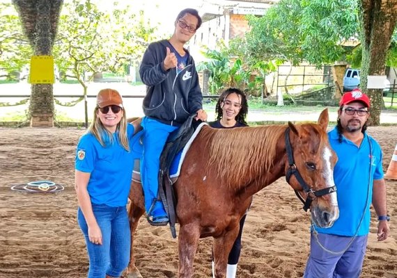 ﻿Como é a terapia com cavalos que ajuda crianças e adultos com autismo e deficiência