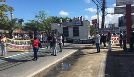 Moradores dos bairros afetados pelo afundamento do solo fecham a Fernandes Lima