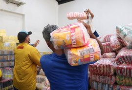 Cerca de 40 toneladas de alimentos apreendidos são doados a instituições sociais