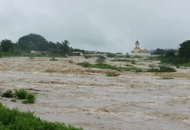 Moradores são encaminhados para abrigo após aumento do nível de água Rio Canhoto
