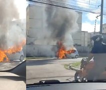 Veículo fica em chamas e sofre perda total no meio da rua no Salvador Lyra
