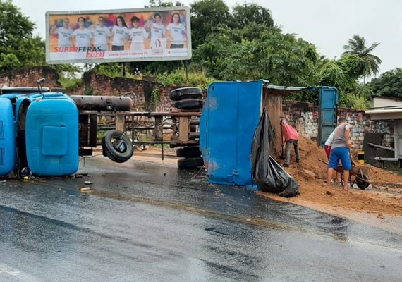 Caçamba tomba na ladeira da Avenida Rotary e deixa trânsito lento