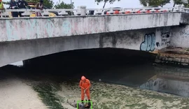 Homem é socorrido após cair de ponte no Riacho Salgadinho em Maceió