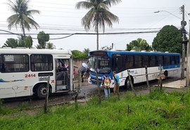 Colisão entre dois ônibus deixa ao menos duas pessoas feridas no Rio Novo