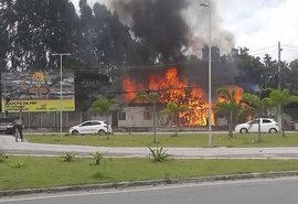 Incêndio atinge alojamento de funcionários da construção do viaduto da PRF, na Via Expressa