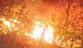 Caminhão-baú cai em ribanceira e é destruído por incêndio em Pão de Açúcar