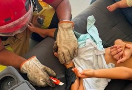Menino de 3 anos fica preso em sofá após brincar com supercola