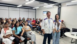 Profissionais que atuam na preparação e distribuição de marmitas participaram do treinamento