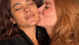 Paolla Oliveira e Bella Campos protagonizam momento íntimo em festa no Rio