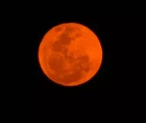 Por que a Lua fica da cor laranja de vez em quando?