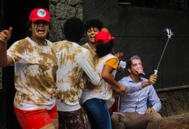 Jovens deixam restos das casas atingidas pelo afundamento de solo na porta da Prefeitura de Maceió