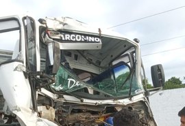 Homem fica gravemente ferido em colisão de dois caminhões no interior de AL