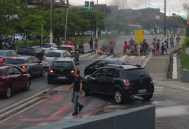 Moradores fecham uma das vias na Av. Josefa de Melo, trânsito segue lento