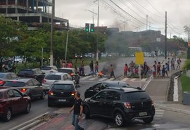 Moradores fecham uma das vias na Av. Josefa de Melo, trânsito segue lento