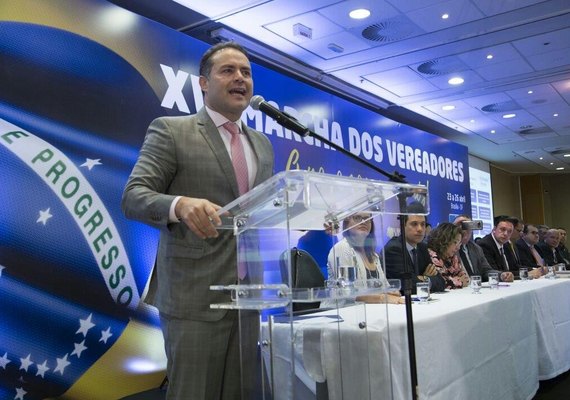 Renan Filho debate equilíbrio fiscal com vereadores em Brasília