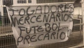 Torcida em AL protesta antes da semifinal do Alagoano e chama jogadores de “mercenários”