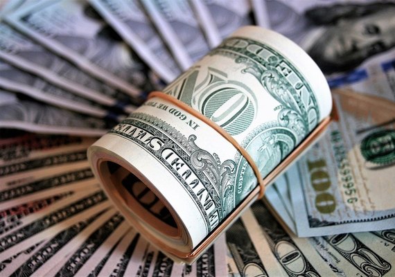 Dólar comercial opera em queda de 1,25%, negociado a R$ 5,068