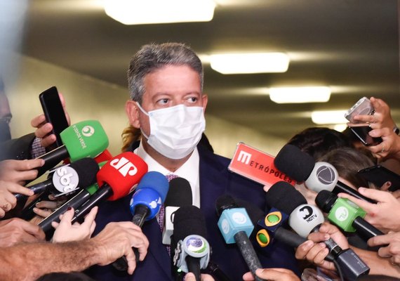 Lira vai ao STF para pedir que Congresso defina cassação de parlamentares