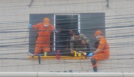 PM presta primeiros socorros a trabalhador após acidente elétrico no Jacintinho