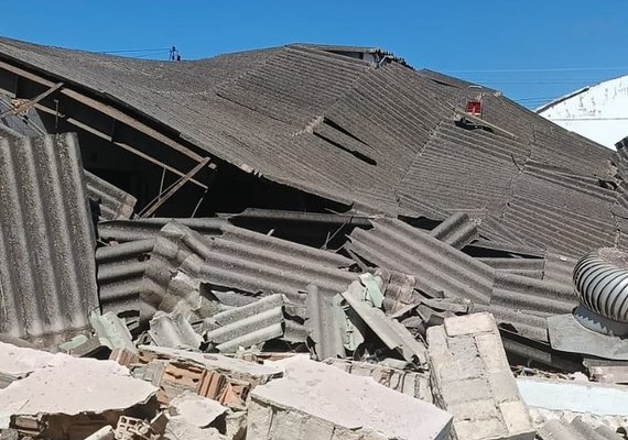 Teto do Mercado de Jaraguá desaba durante obras de reforma em Maceió