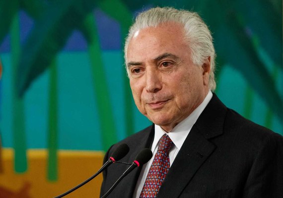 Temer cede a caminhoneiros e revoga nova tabela do frete
