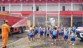Corpo de Bombeiros recebe visita de 600 crianças em comemoração ao Dia do Soldado