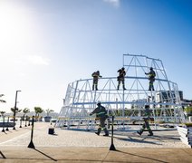 Árvore de Natal gigante começa a ser montada na orla da Ponta Verde