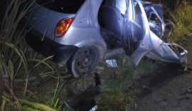Colisão entre dois carros e um caminhão deixa uma pessoa morta