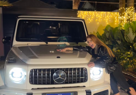 Ferrugem surpreende esposa com carro de R$ 2 milhões
