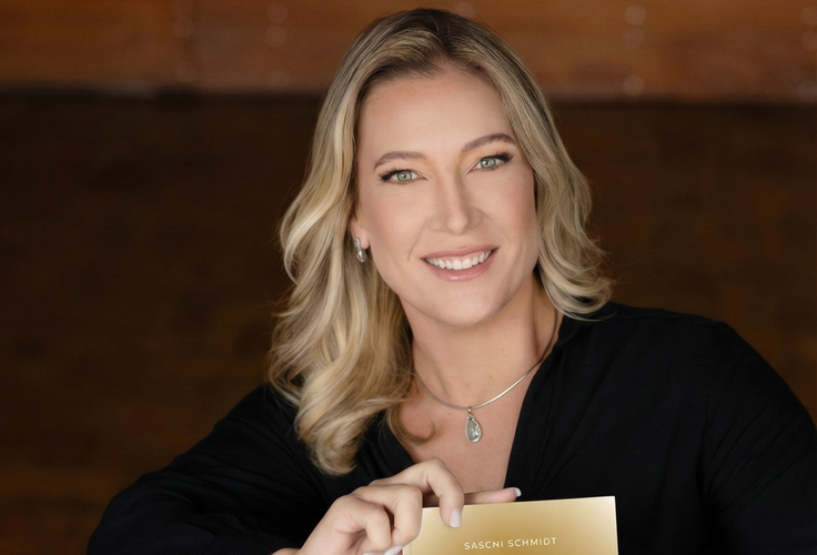 Saschi Schmidt transforma vivências pessoais em escrita, fé e ações voltadas ao desenvolvimento humano