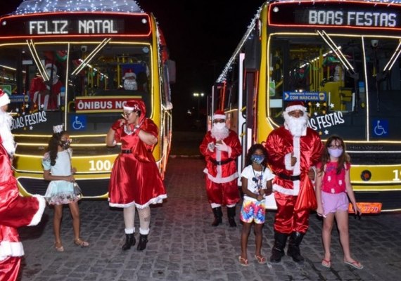 Ônibus natalinos iluminam Maceió e levam felicidade durante carreata
