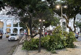 Vendaval ainda provoca transtornos e deixa milhares sem luz no Rio
