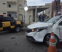 Motorista embriagado bate carro em ônibus do SMTU e fica ferido em Maceió