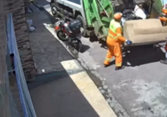 Sofá deixado para secar é recolhido por engano durante coleta de lixo em Maceió