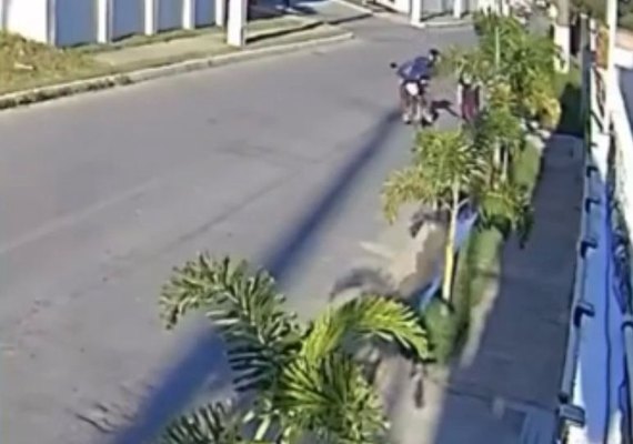 Motociclista é flagrado por câmeras de segurança dando tapa em nádegas de mulher em via pública de Maceió