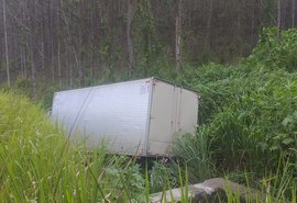 Duas pessoas ficam feridas após tombamento de caminhão, no Benedito Bentes