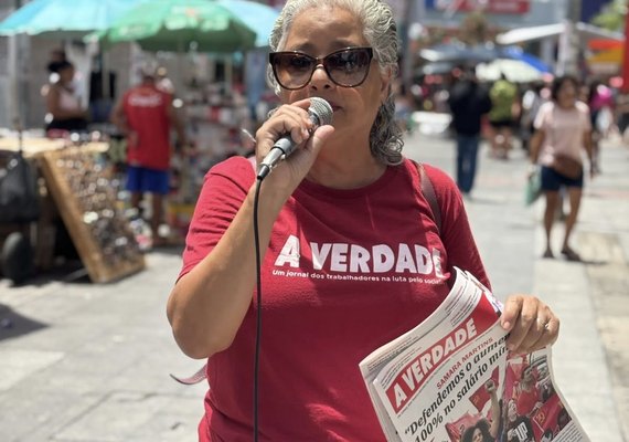Lenilda Luna realiza brigada do jornal A Verdade no calçadão do Centro de Maceió e defende aumento de 100% no salário mínimo