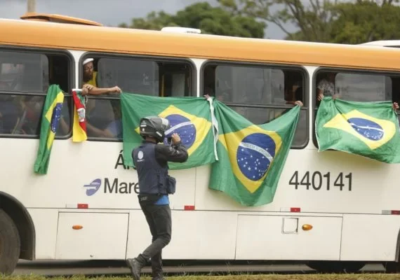 Jornalista da Globo infiltrada em acampamento quase é detida com golpistas