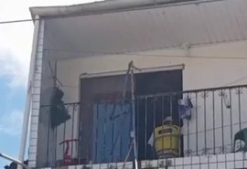 Mulher morre ao sofrer descarga elétrica limpando varanda em Maceió