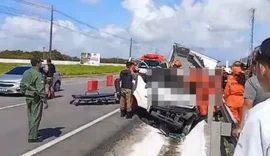 Motorista fica ferido após caminhão tombar na Barra de São Miguel