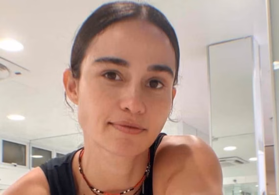 Atriz Nanda Costa faz desabafo sobre fotos de suas filhas tiradas sem autorização